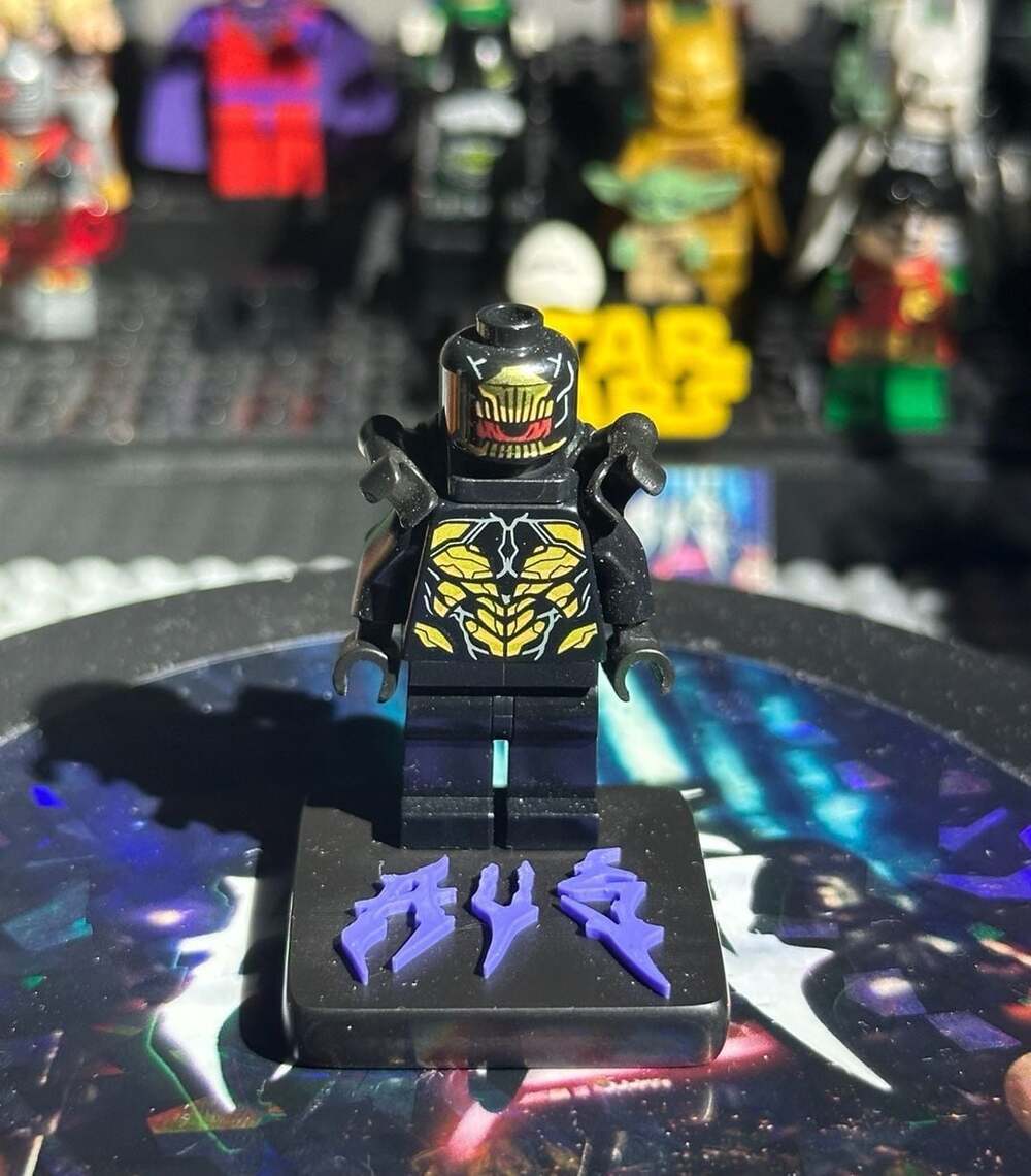 LEGO Marvel Outrider Minifigure with Extended Arms and Shoulder Armor Pad